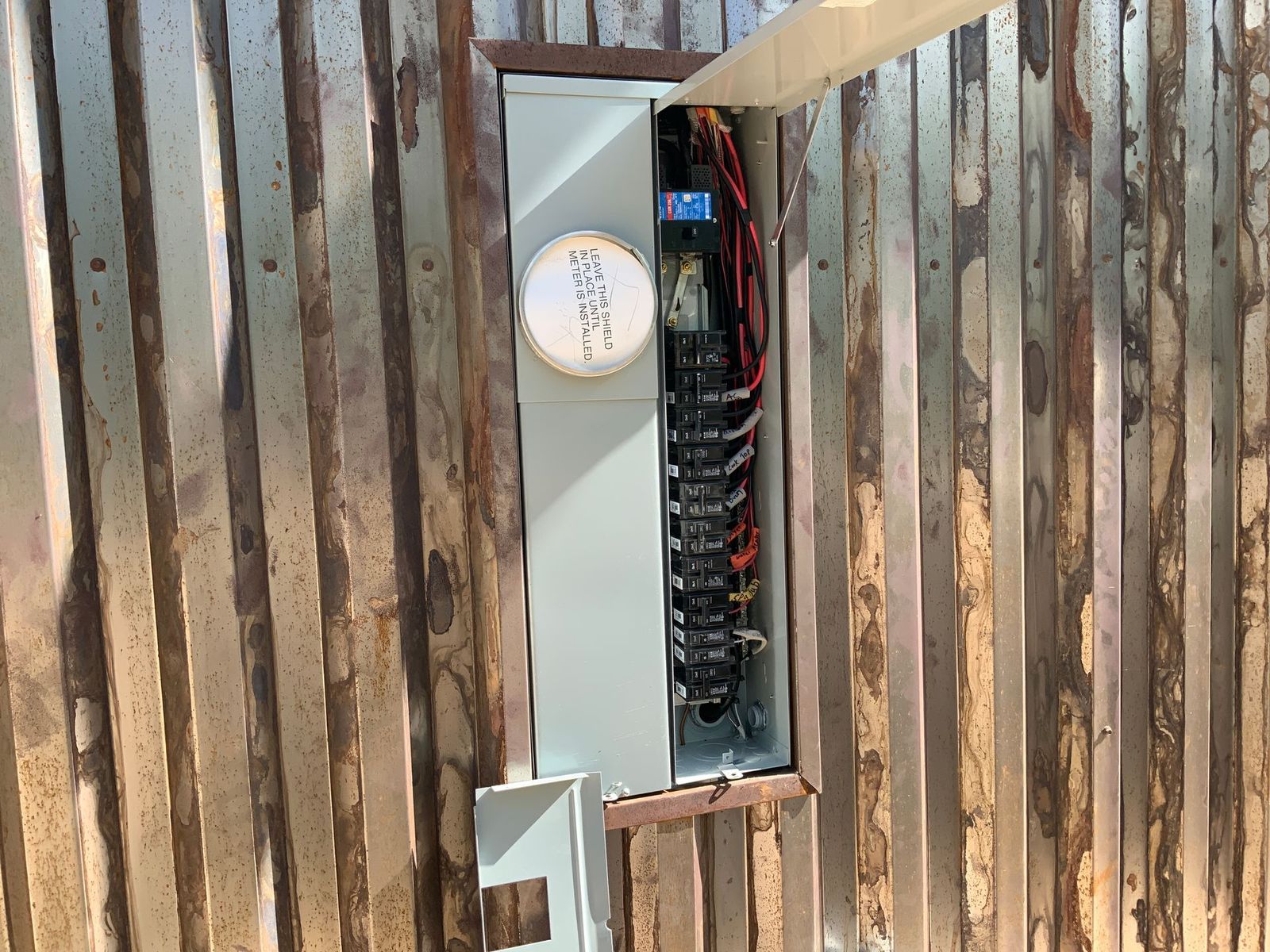 Choosing Between Grid-Tied and Off-Grid Solar: What’s Right for Autumn 2025?